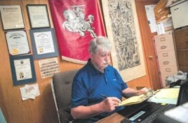 Algirdas Matulionis darbuojasi laikraščio „Dirva“ raštinėje. Nuotrauka iš „Collinwood Observer“ (Laikraštėlis buvusiame lietuvių rajone) Algirdas Matulionis darbuojasi laikraščio „Dirva“ raštinėje. Nuotrauka iš „Collinwood Observer“ (Laikraštėlis buvusiame lietuvių rajone)